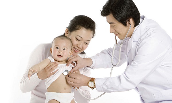 Lựa chọn bác sĩ gia đình thăm khám và điều trị khi bé bị cảm lạnh